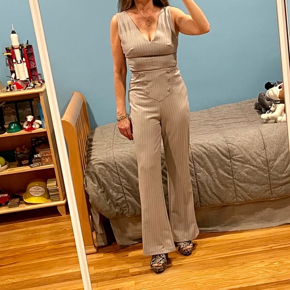 Bebe mitered light grey pinstripe side cutout flare leg jumpsuit sz 2 - Picture 9 of 15